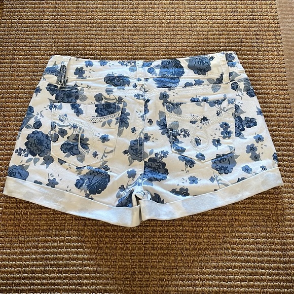 Blue and White Floral Print Denim Shorts Size 26 by Foxy Denim Jeans - Picture 5 of 5